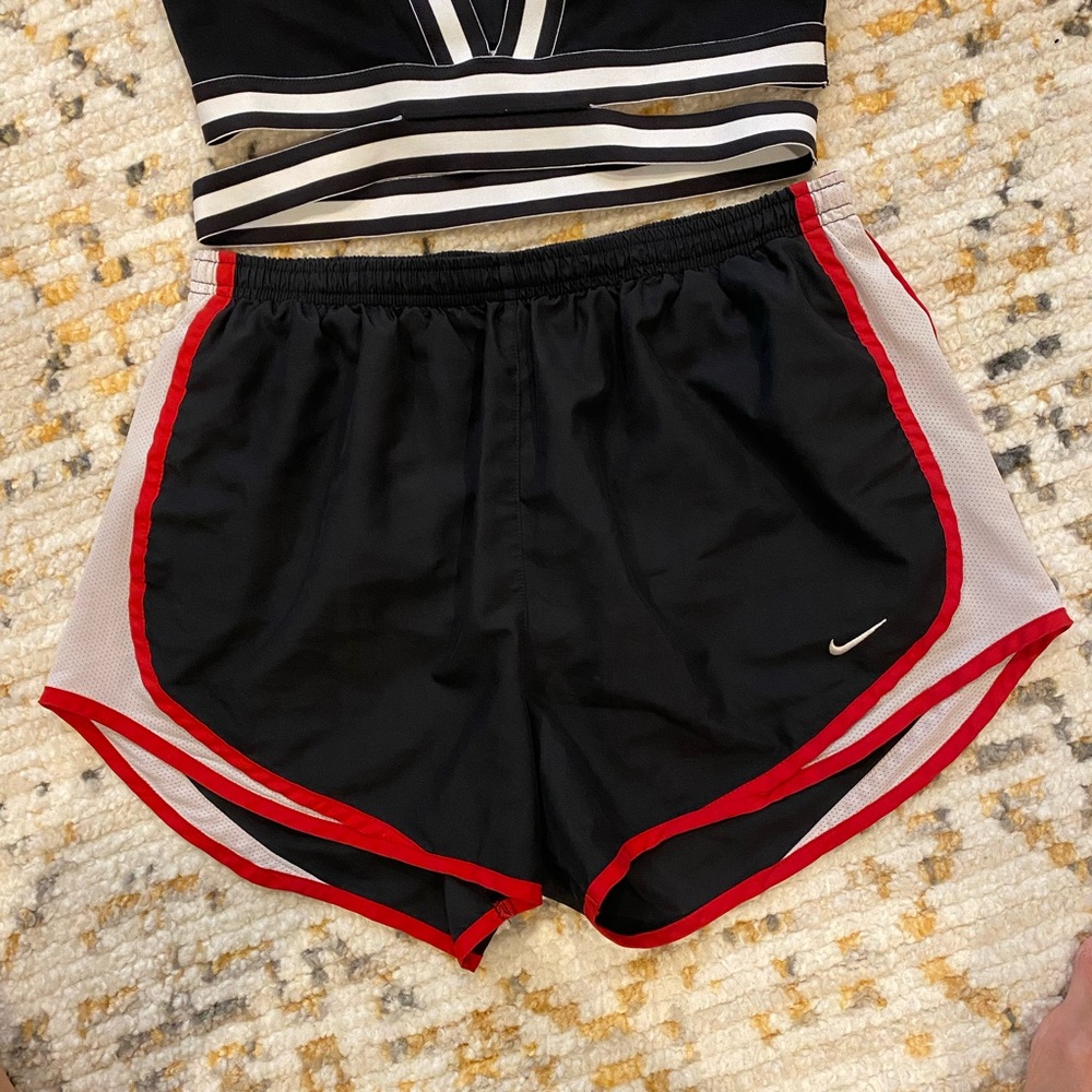 EUC NIKE SHORTS SZ MEDIUM